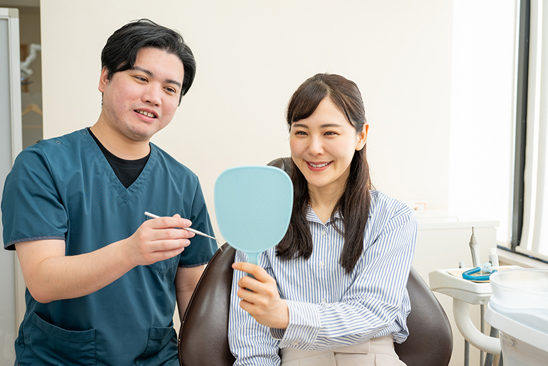 女性と歯科医師